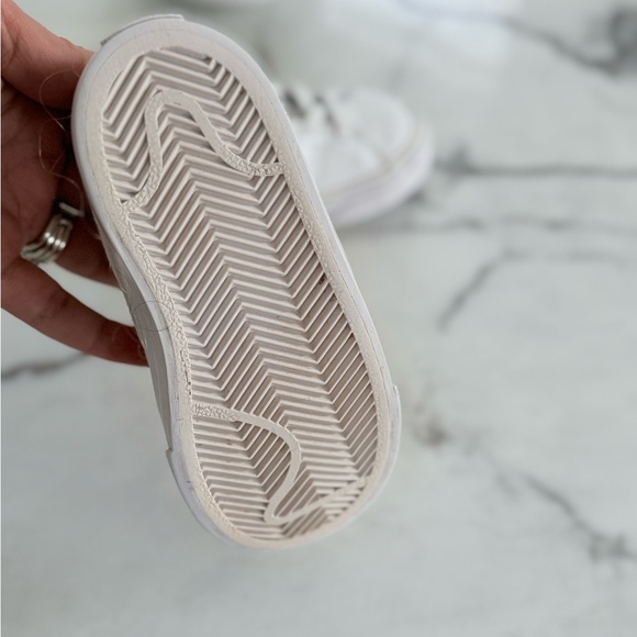 Nike Kids White Sneakers - Picture 4 of 10